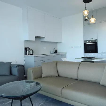 Modern One-bedroom In Popular Area *